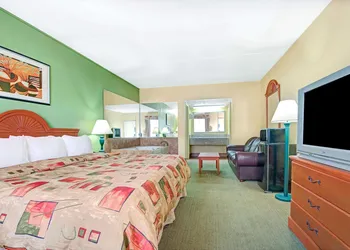 Super 8 by Wyndham Nashville Near Downtown / I-40 hotel thumbnail 4