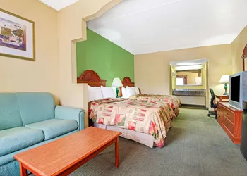 Super 8 by Wyndham Nashville Near Downtown / I-40 hotel thumbnail 5