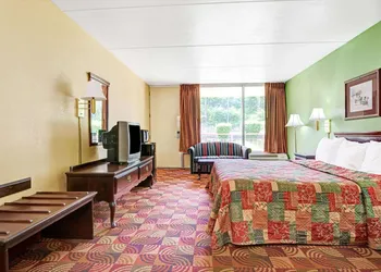 Super 8 by Wyndham Nashville Near Downtown / I-40 hotel thumbnail 7