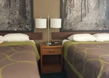 Super 8 by Wyndham Pella hotel thumbnail 4