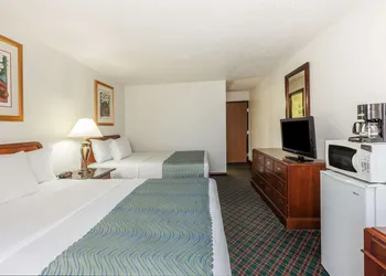 Super 8 by Wyndham Irving DFW Airport/South hotel thumbnail 5