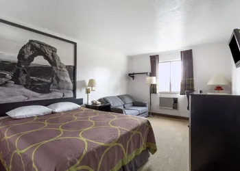 Super 8 by Wyndham Logan hotel thumbnail 3