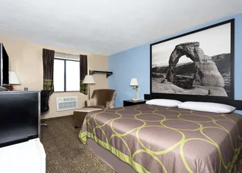 Super 8 by Wyndham Logan hotel thumbnail 5