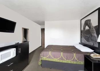 Super 8 by Wyndham Logan hotel thumbnail 6