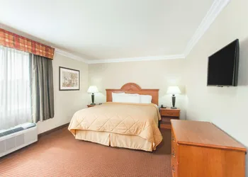 Days Inn by Wyndham Carlsbad hotel thumbnail 7