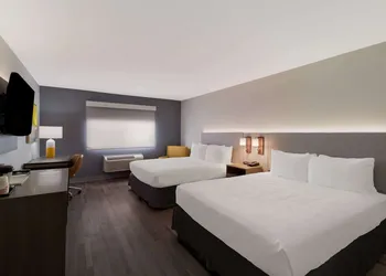 Quality Inn & Suites Artesia hotel thumbnail 5