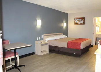 Econo Lodge Paducah West I-24 hotel thumbnail 2