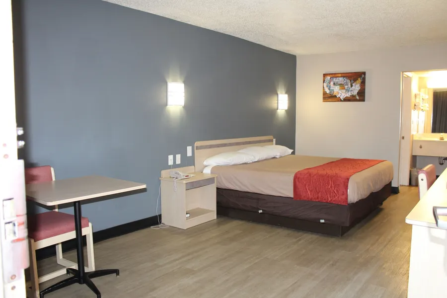 Econo Lodge Paducah West I-24 hotel detail image 2