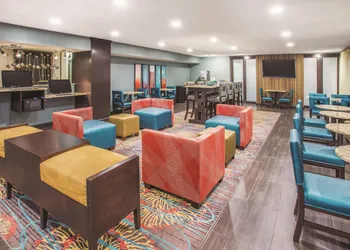 La Quinta Inn & Suites by Wyndham O'Fallon, IL - St. Louis hotel thumbnail 3