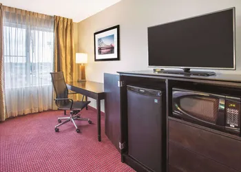 La Quinta Inn & Suites by Wyndham O'Fallon, IL - St. Louis hotel thumbnail 7