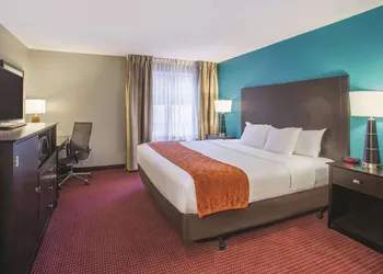 La Quinta Inn & Suites by Wyndham O'Fallon, IL - St. Louis hotel thumbnail 8