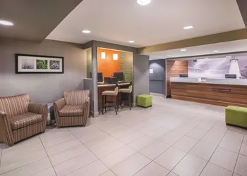 La Quinta Inn & Suites by Wyndham Erie hotel thumbnail 2