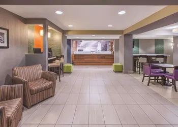 La Quinta Inn & Suites by Wyndham Erie hotel thumbnail 3