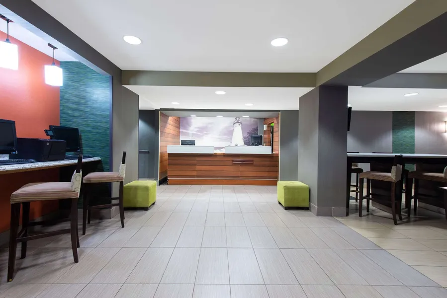 La Quinta Inn & Suites by Wyndham Erie hotel detail image 6