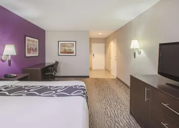 La Quinta Inn & Suites by Wyndham Erie hotel thumbnail 7