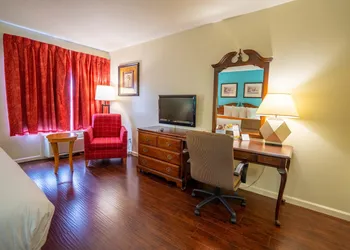 Howard Johnson by Wyndham Buena Park hotel thumbnail 8