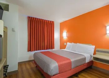 Motel 6 Whitby, ON - Toronto East hotel thumbnail 7
