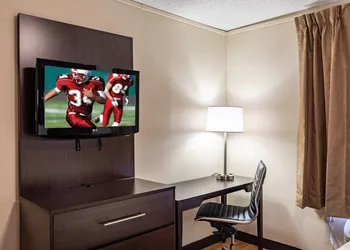 Red Roof Inn PLUS+ & Suites Atlanta Airport South hotel thumbnail 6