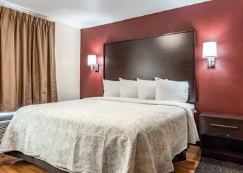 Red Roof Inn PLUS+ & Suites Atlanta Airport South hotel thumbnail 7