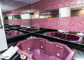 Ramada by Wyndham Bronx hotel thumbnail 5