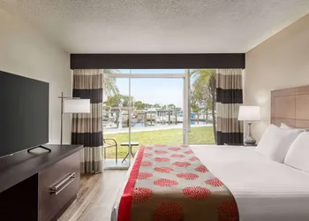 Ramada by Wyndham Sarasota Waterfront hotel thumbnail 8