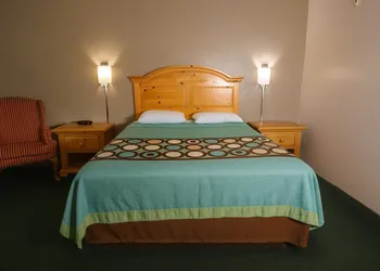 Royal Inn & Suites hotel thumbnail 5