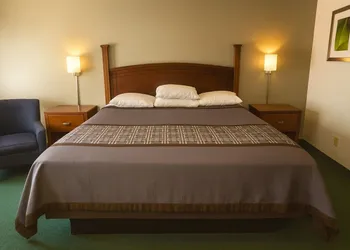 Royal Inn & Suites hotel thumbnail 7