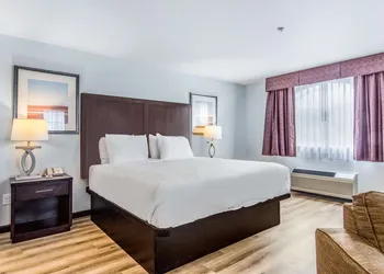 Red Lion Inn & Suites Des Moines hotel thumbnail 8
