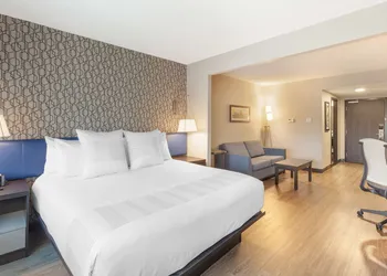 GLō Best Western Mississauga Corporate Centre hotel thumbnail 5