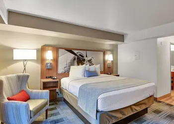 Executive Residency by Best Western Navigator Inn & Suites hotel thumbnail 3