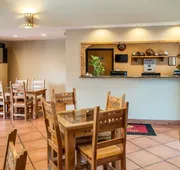 Econo Lodge Inn & Suites Santa Fe South hotel detail image 4