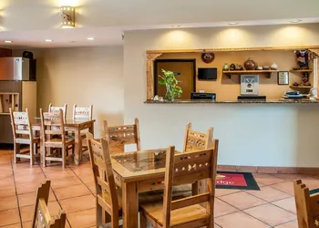 Econo Lodge Inn & Suites Santa Fe South hotel thumbnail 4