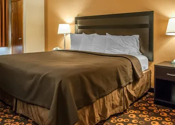 Econo Lodge Inn & Suites Santa Fe South hotel thumbnail 7