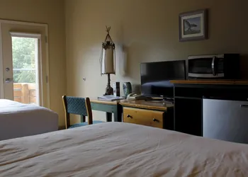Waterton Lakes Lodge Resort hotel thumbnail 5