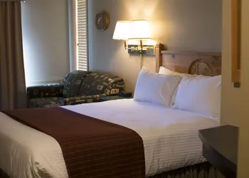 Waterton Lakes Lodge Resort hotel thumbnail 8