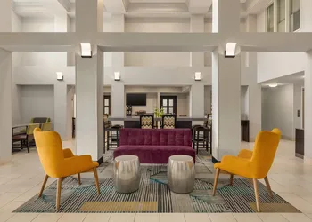 La Quinta Inn & Suites by Wyndham Fairfield - Napa Valley hotel thumbnail 3