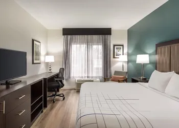La Quinta Inn & Suites by Wyndham Fairfield - Napa Valley hotel thumbnail 4