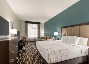La Quinta Inn & Suites by Wyndham Fairfield - Napa Valley hotel thumbnail 7
