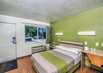 Motel 6 – Colorado Springs, CO – South/Metro Area hotel thumbnail 3