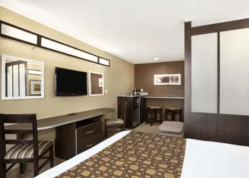 Microtel Inn & Suites by Wyndham Cambridge hotel thumbnail 4
