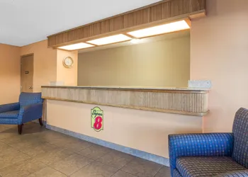 Super 8 by Wyndham LaGrande hotel thumbnail 3