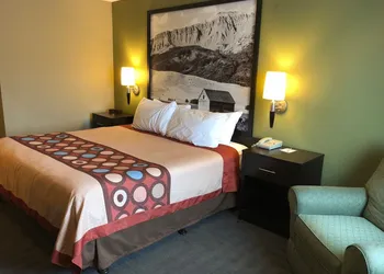 Super 8 by Wyndham LaGrande hotel thumbnail 7