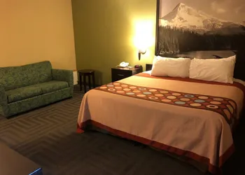 Super 8 by Wyndham LaGrande hotel thumbnail 8