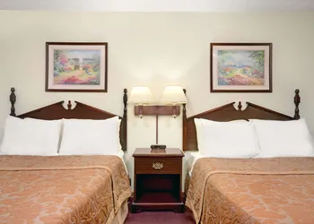 Super 8 by Wyndham Chaska hotel thumbnail 4