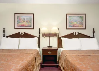 Super 8 by Wyndham Chaska hotel thumbnail 4