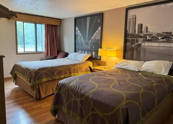 Super 8 by Wyndham Chaska hotel thumbnail 5
