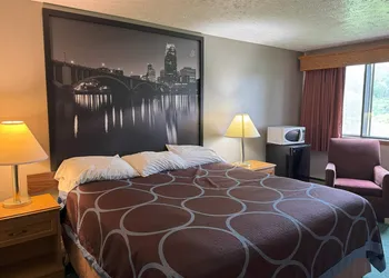 Super 8 by Wyndham Chaska hotel thumbnail 7