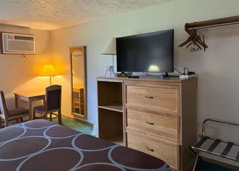 Super 8 by Wyndham Chaska hotel thumbnail 8