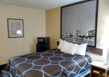 Super 8 by Wyndham Boonville hotel thumbnail 3