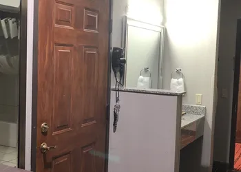 Texas Inn & Suites hotel thumbnail 8